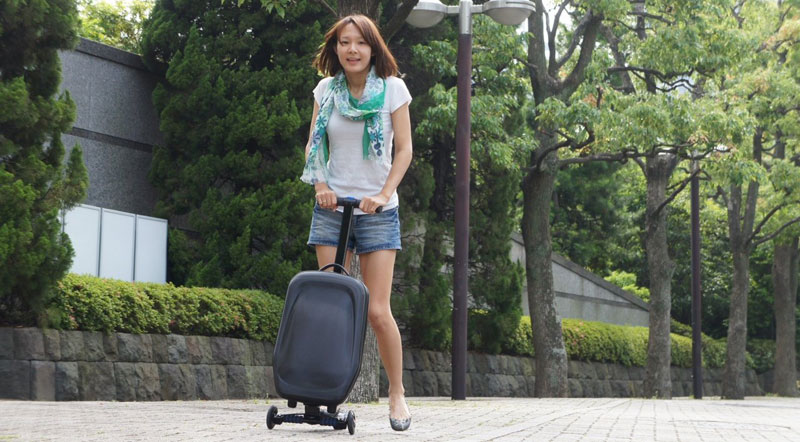 キックスクーター・ラゲッジ実動中(女性バージョン)