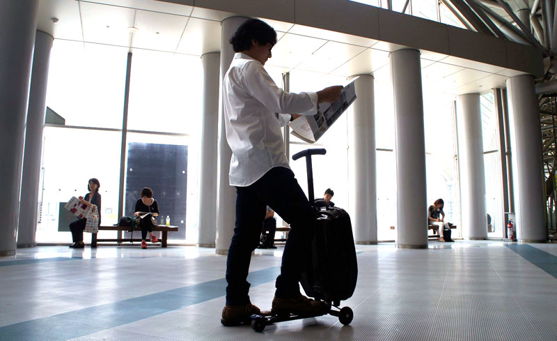 キックスクーター・ラゲッジ実動中(男性バージョン)